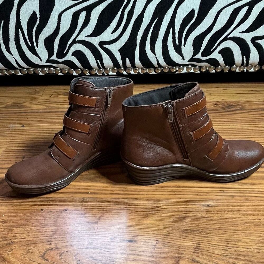 Bionica Brown Woman’s Wedge Buckle Bootie Sz - Picture 2 of 8